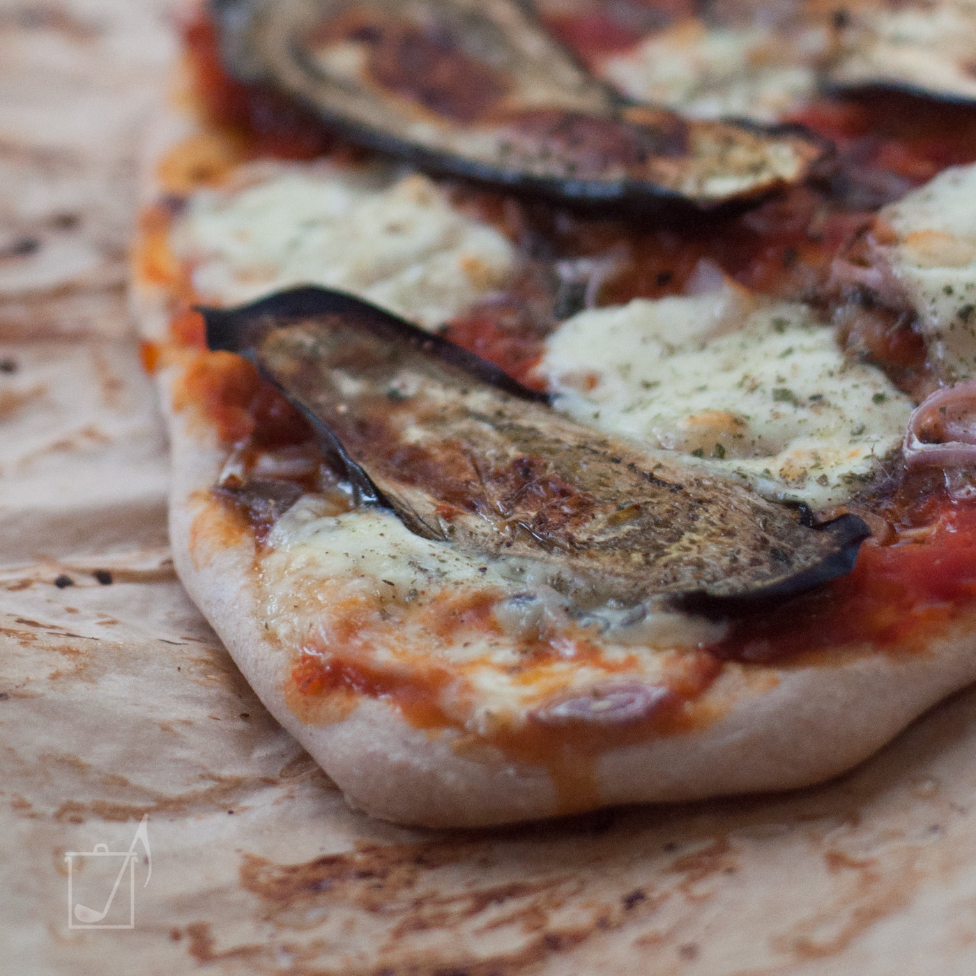 Pizzateig mit Aubergine belegt