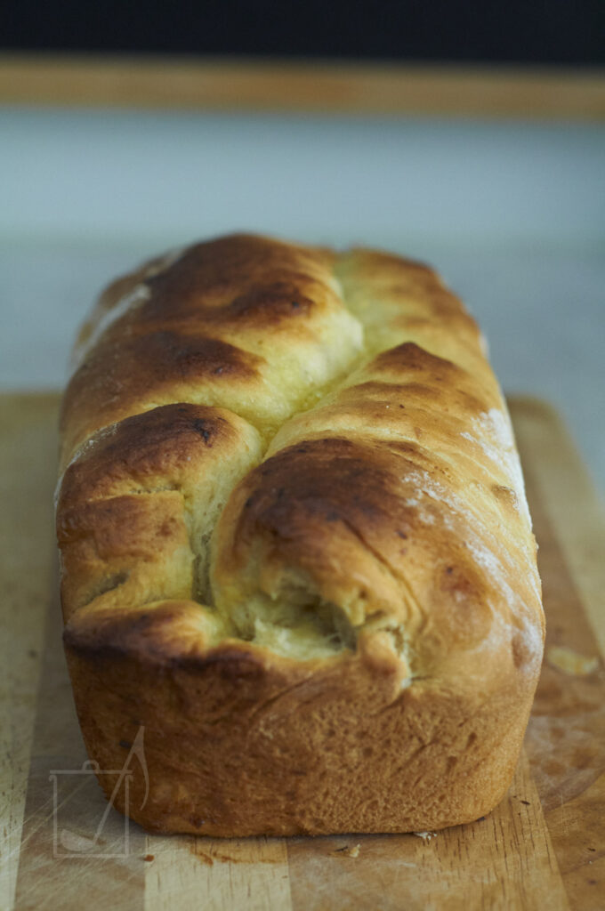 Fertig gebackener Zitronenhefekuchen