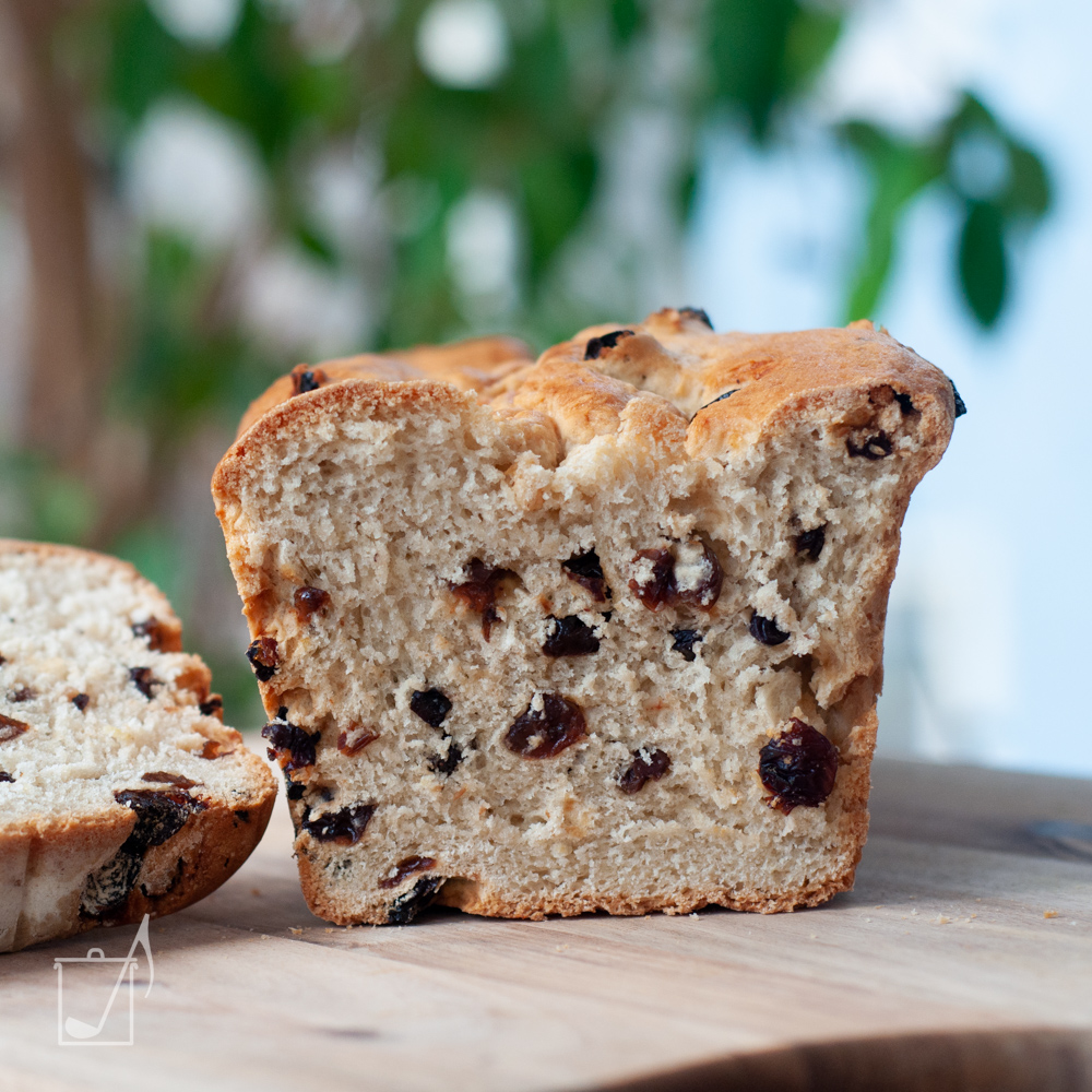 Angeschnittenes Rosinenbrot